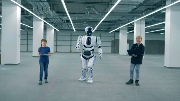 Los niños ven a un droide trabajando, de cerca. Concepto de educación primaria . — Vídeos de Stock