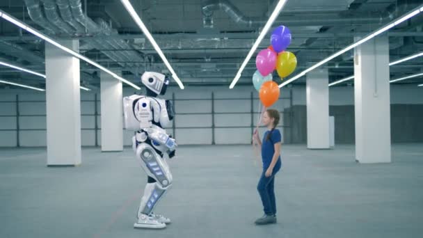 Liten flicka ger ballonger till en Droid, sidovy. Skolbarn, utbildning, vetenskap klass koncept. — Stockvideo