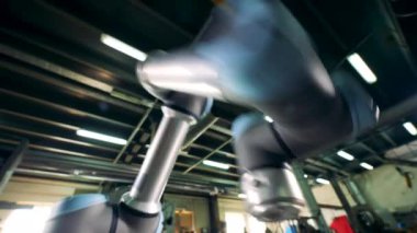 Küçük bir dişli ile çalışırken robotik kol hareket eder.