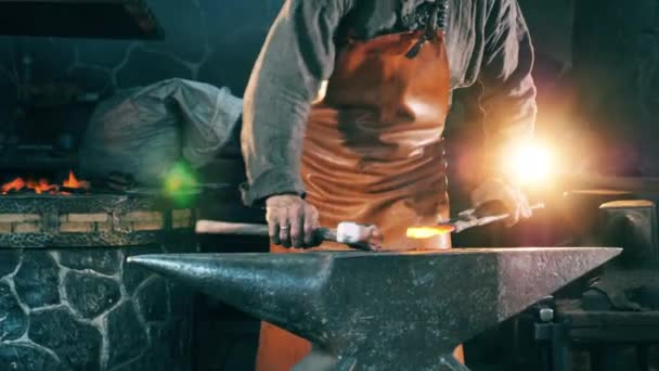 Řemeslník má na sobě kovový nástroj — Stock video