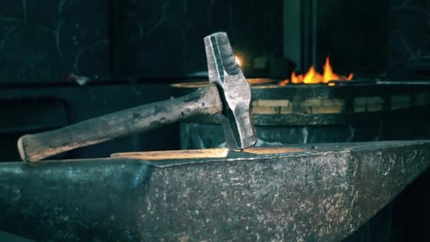 An anvil and a hammer lying on it — Stock Video