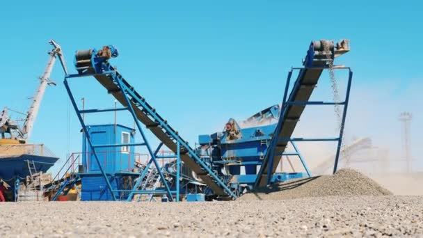 Macchina di lavoro frantuma pietre in macerie in una cava. Concetto di industria mineraria . — Video Stock