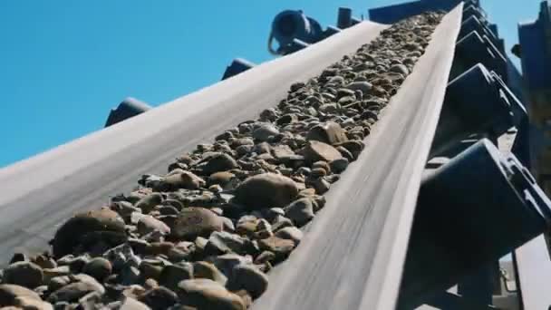 Kameny pohybující se na pásové lince na drtící stroji. — Stock video