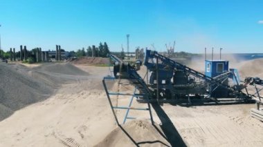 Kırıcılarda kemerler üzerinde hareket eden kırparataşları. Madencilik sektörü kavramı.