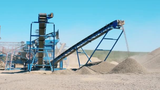 La trituradora de escombros trabaja en una cantera. Concepto de industria minera . — Vídeo de stock