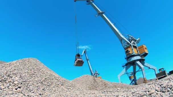 Une grue industrielle transporte des décombres dans un seau métallique . — Video