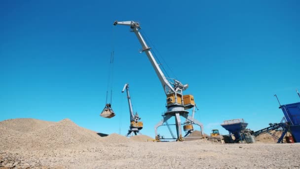 Een kraan beweegt verpletterde stenen in een metalen emmer. — Stockvideo