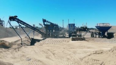 Bir taş ocağında molozları çalıştıran kırma makineleri. Madencilik ekipmanları çalışıyor.