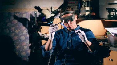 Gümüş yüzük ustalığı yakıyor. Kuyumcu Çalışma takılar