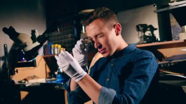 Goldsmith halka bakarak sonra gülümsüyor