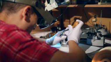 Erkek Ustacı bir yüzük bir değerli taş ile sabitleme