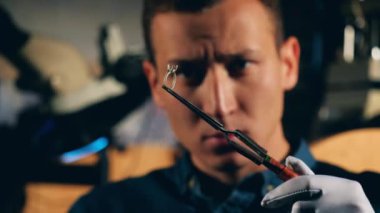 Bir gümüşçü taş olmayan bir yüzük yakıyormuş.