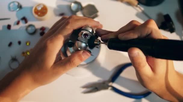 Η διαδικασία στίλβωσης ενός δαχτυλιδιού με μια πολύτιμη πέτρα. Κοσμηματοπώλη κοσμήματα εργασίας — Αρχείο Βίντεο