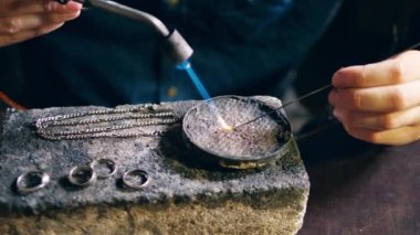 Gümüş mücevher parçaları Goldsmith tarafından sabit alıyorsanız
