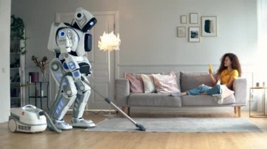 Bir cyborg içinde bir bayan ile bir oda süpürge yapıyordum olduğunu