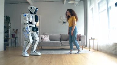 Genç kadın bir oturma odasında bir cyborg dokunuyor