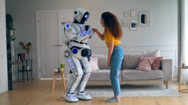 Bir cyborg bir bayan tarafından sarıldıktan sonra dans ediyor.