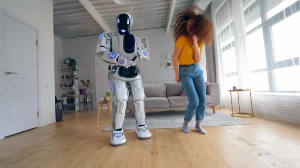 Jonge vrouw en een Cyborg dansen gelukkig — Stockvideo