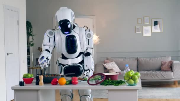 Giovane donna sta cercando cibo cucinato da un cyborg — Video Stock