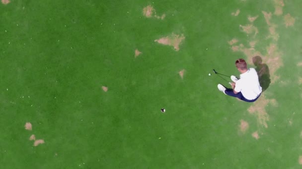 Vista de cima de um jogador masculino marcando no golfe — Vídeo de Stock