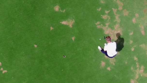 Úspěšný golfový úder z pohledu shora — Stock video