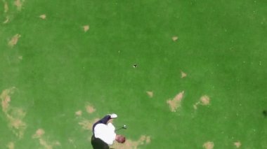 Erkek oyuncuların üst görünümü başarılı Golf vurdu
