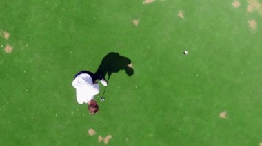 Erkek golfçü yukarıdan bir görünümde Puanlama