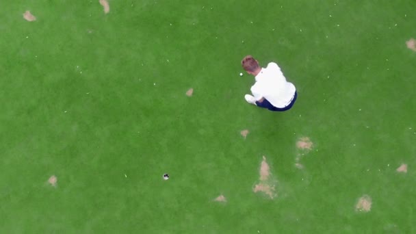 Jugador de golf está golpeando con éxito la pelota en una vista superior — Vídeo de stock