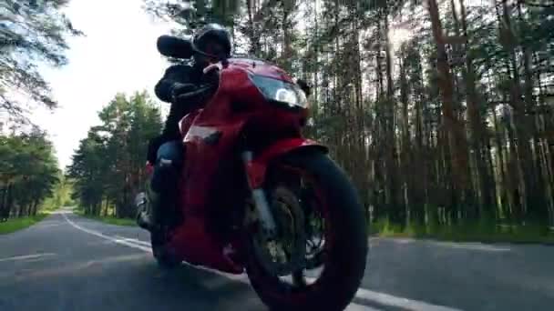 Motociclista está montando a lo largo del camino — Vídeos de Stock