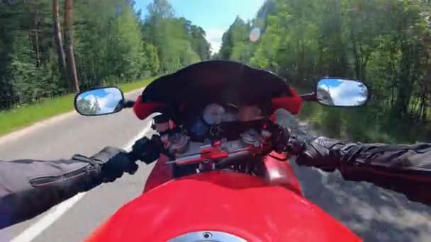 Conducción de una motocicleta disparada desde la posición de los pilotos — Vídeo de stock