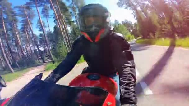 Vooraanzicht van motorfietsen bestuurder tijdens het rijden — Stockvideo