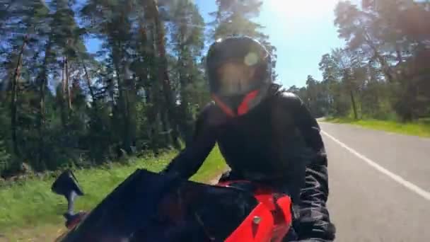 Een persoon rijdt een motorfiets in een vooraanzicht — Stockvideo