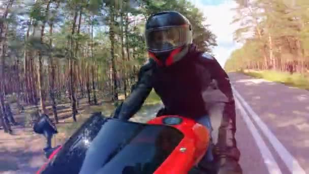 Framsidan av ryttaren kör en motorcykel — Stockvideo