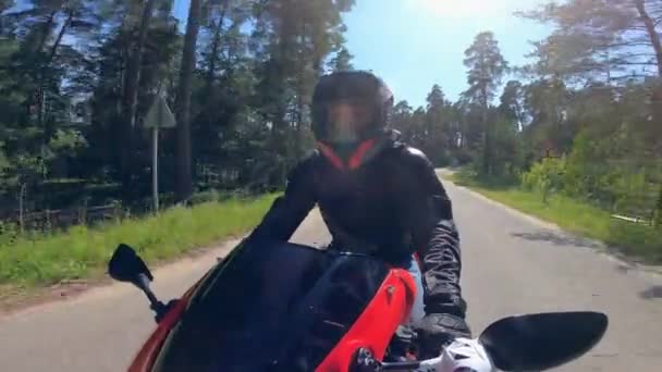 Kiefernstraße mit einem Fahrer, der ein Fahrrad in der Frontansicht fährt — Stockvideo