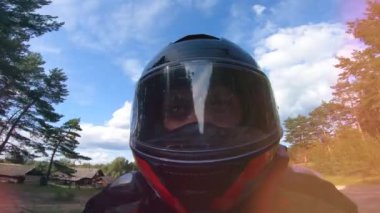 Motosiklet sürücüleri yakın yukarı yüz