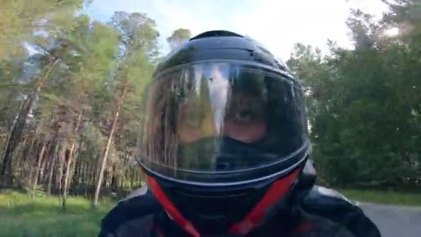 Primo piano di motociclisti faccia in un casco durante lo spostamento — Video Stock