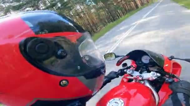 Hareket ederken bir motosiklet sürücüsünün yan görünümü — Stok video