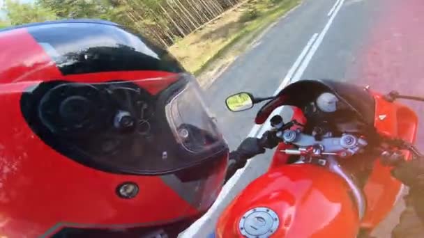 Bikers fejét a sisak és motorkerékpár konzol — Stock videók