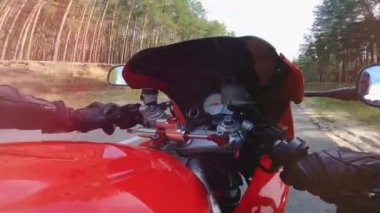 Bir motosiklet ilk kişi görünümü biniyor. Pov. Biker sürme aşağı ülke yol.