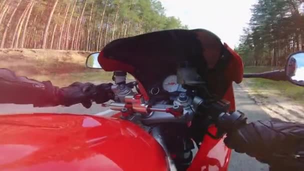 Vista in prima persona di una moto che viene cavalcata. Punto di vista. Motociclista lungo la strada di campagna . — Video Stock