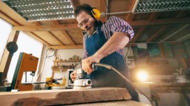 Mekanik olarak bir erkek çalışanı ile maranyesiye ahşap parlatma. Marangoz çalışan Ustacı.