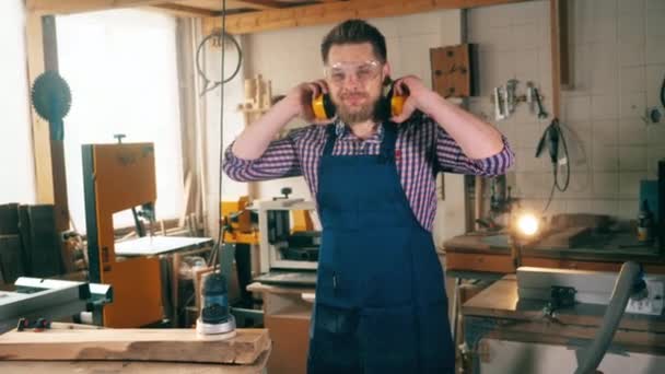 Maschio falegname sta sorridendo alla fotocamera a falegnameria — Video Stock