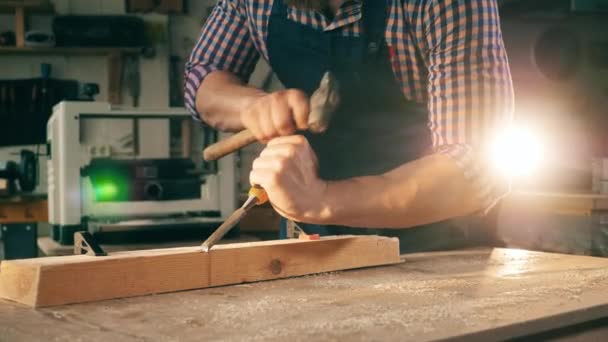 La madera está siendo procesada manualmente por un artesano. Artesano trabajando en carpintería . — Vídeos de Stock