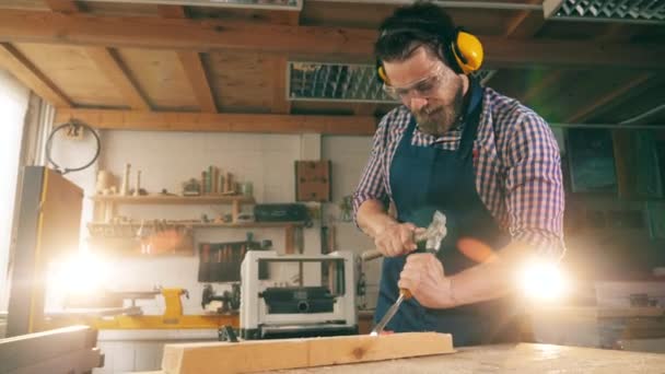 Trabajador masculino está astillando madera con instrumentos — Vídeos de Stock