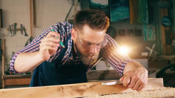 Proceso de medición de madera en manos de un carpintero. Artesano trabajando en carpintería . — Vídeos de Stock