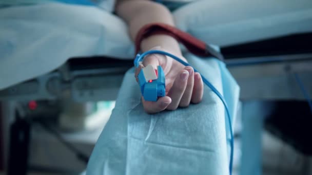 Patiënt onder anesthesie liggend op een chirurgische tabel. — Stockvideo