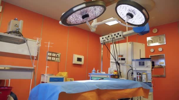 Moderner Operationssaal mit medizinischen Geräten. — Stockvideo