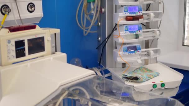 Pasgeboren baby liggend in incubator met buizen in een wijk. — Stockvideo