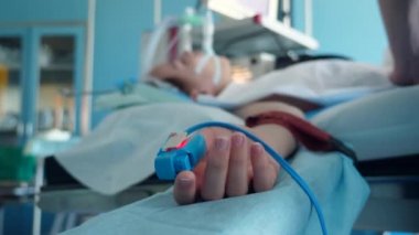 Bir klinikte cerrahi masada yatan anestezik hasta.