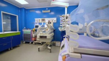 Bebek kuluçta bir bebekle modern koğuş.